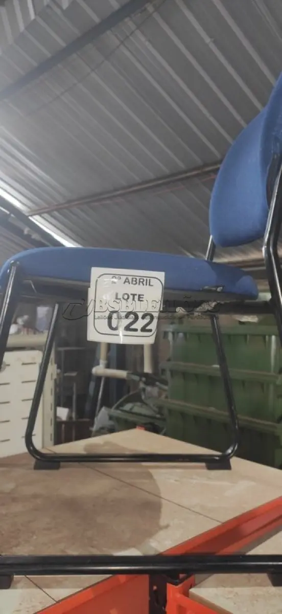 LOTE 022 - 01 CADEIRA FIXA PARA ESCRITÓRIO NA COR AZUL. (NO ESTADO) ATENÇÃO! FAZER A VISITAÇÃO ANTES DE ARREMATAR, NÃO SABEMOS SE FUNCIONA, LEILÃO NÃO TEM GARANTIA E NEM DEVOLUÇÃO, SUJEITO A POSSÍVEIS AVARIAS VISÍVEIS/OCULTAS E/OU AUSÊNCIA DE COMPONENTES.