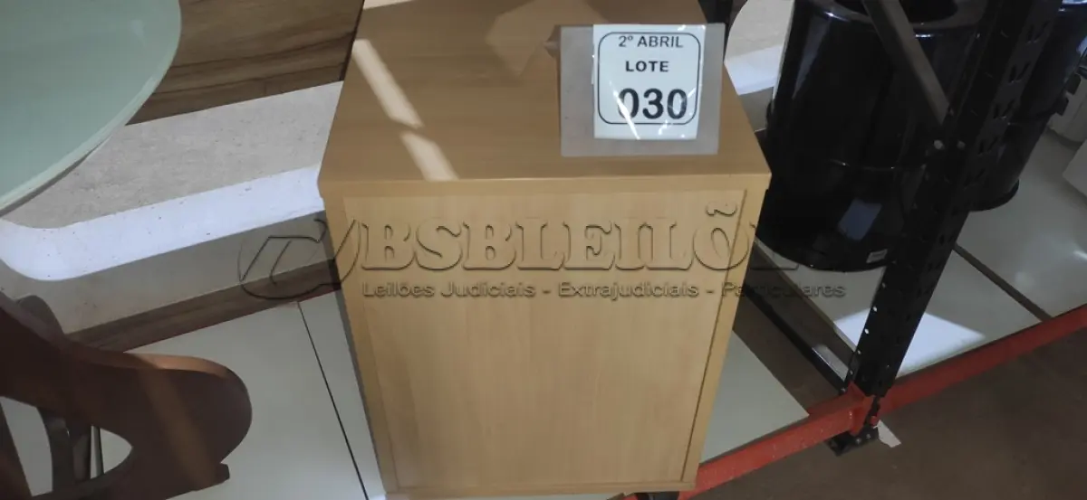 LOTE 030 - 01 GAVETEIRO EM MADEIRA NA COR BEGE CLARO COM 3 GAVETAS. (NO ESTADO) ATENÇÃO! FAZER A VISITAÇÃO ANTES DE ARREMATAR, NÃO SABEMOS SE FUNCIONA, LEILÃO NÃO TEM GARANTIA E NEM DEVOLUÇÃO, SUJEITO A POSSÍVEIS AVARIAS VISÍVEIS/OCULTAS E/OU AUSÊNCIA DE COMPONENTES.