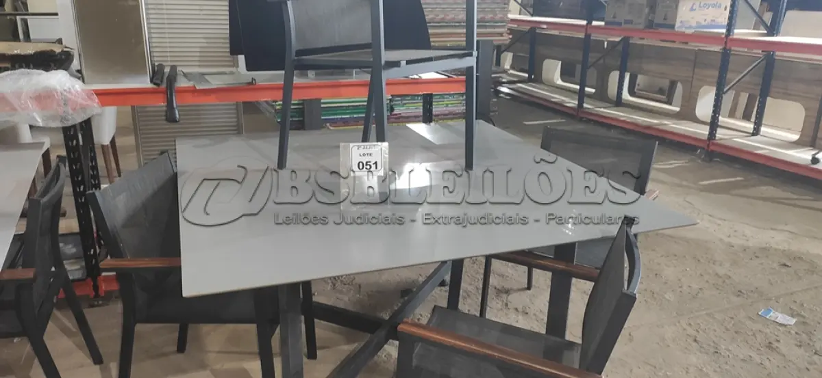 LOTE 051 - 01 MESA QUADRADA PARA ÁREA EXTERNA COM 04 CADEIRAS EM ALUMÍNIO (NO ESTADO) ATENÇÃO! FAZER A VISITAÇÃO ANTES DE ARREMATAR, NÃO SABEMOS SE FUNCIONA, LEILÃO NÃO TEM GARANTIA E NEM DEVOLUÇÃO, SUJEITO A POSSÍVEIS AVARIAS VISÍVEIS/OCULTAS E/OU AUSÊNCIA DE COMPONENTES.