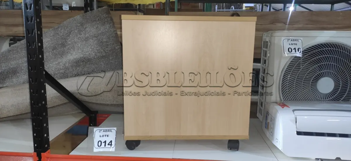 LOTE 014 - 01 GAVETEIRO EM MADEIRA NA COR BEGE CLARO COM 03 GAVETAS. (NO ESTADO) ATENÇÃO! FAZER A VISITAÇÃO ANTES DE ARREMATAR, NÃO SABEMOS SE FUNCIONA, LEILÃO NÃO TEM GARANTIA E NEM DEVOLUÇÃO, SUJEITO A POSSÍVEIS AVARIAS VISÍVEIS/OCULTAS E/OU AUSÊNCIA DE COMPONENTES.