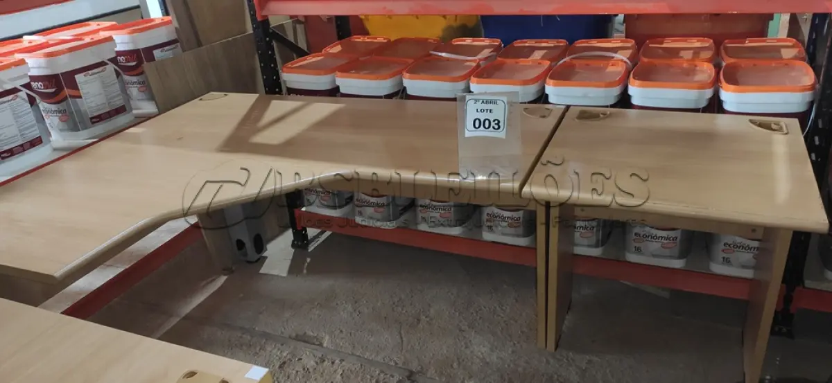 LOTE 003 - 01 MESA  EM MADEIRA PARA ESCRITÓRIO COM MESA ALONGADA PARA IMPRESSORA NA COR BEGE.  (NO ESTADO) ATENÇÃO! FAZER A VISITAÇÃO ANTES DE ARREMATAR, NÃO SABEMOS SE FUNCIONA, LEILÃO NÃO TEM GARANTIA E NEM DEVOLUÇÃO, SUJEITO A POSSÍVEIS AVARIAS VISÍVEIS/OCULTAS E/OU AUSÊNCIA DE COMPONENTES.
