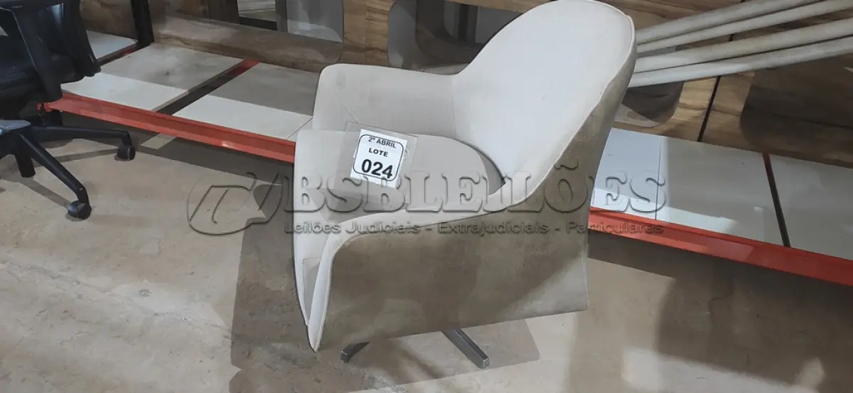 LOTE 024 - 01 POLTRONA GIRATÓRIA NA COR CINZA COM PÉS CROMADO. (NO ESTADO) ATENÇÃO! FAZER A VISITAÇÃO ANTES DE ARREMATAR, NÃO SABEMOS SE FUNCIONA, LEILÃO NÃO TEM GARANTIA E NEM DEVOLUÇÃO, SUJEITO A POSSÍVEIS AVARIAS VISÍVEIS/OCULTAS E/OU AUSÊNCIA DE COMPONENTES.