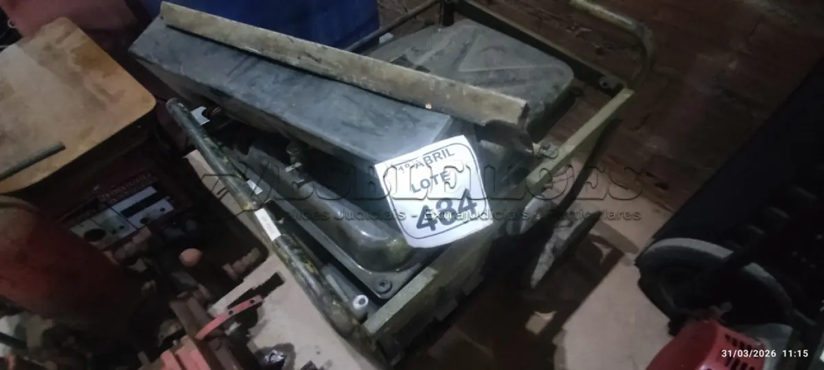 LOTE 484 - 01 GERADOR A GASOLINA INCOMPLETO. (NO ESTADO) ATENÇÃO! FAZER A VISITAÇÃO ANTES DE ARREMATAR, NÃO SABEMOS SE FUNCIONA, LEILÃO NÃO TEM GARANTIA E NEM DEVOLUÇÃO, SUJEITO A POSSÍVEIS AVARIAS VISÍVEIS/OCULTAS E/OU AUSÊNCIA DE COMPONENTES.
