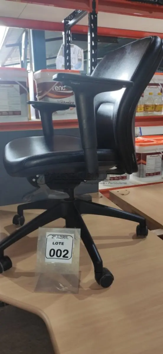 LOTE 002 -  01 CADEIRA GIRATÓRIA PARA ESCRITÓRIO NA COR PRETA MARCA ORANGEBOX. (NO ESTADO) ATENÇÃO! FAZER A VISITAÇÃO ANTES DE ARREMATAR, NÃO SABEMOS SE FUNCIONA, LEILÃO NÃO TEM GARANTIA E NEM DEVOLUÇÃO, SUJEITO A POSSÍVEIS AVARIAS VISÍVEIS/OCULTAS E/OU AUSÊNCIA DE COMPONENTES.