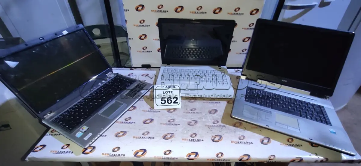 LOTE 562 - 03 NOTEBOOKS DE MARCA E MODELOS DIVERSOS PARA RETIRADA DE PEÇAS. (NO ESTADO) ATENÇÃO! FAZER A VISITAÇÃO ANTES DE ARREMATAR, NÃO SABEMOS SE FUNCIONA, LEILÃO NÃO TEM GARANTIA E NEM DEVOLUÇÃO, SUJEITO A POSSÍVEIS AVARIAS VISÍVEIS/OCULTAS E/OU AUSÊNCIA DE COMPONENTES.