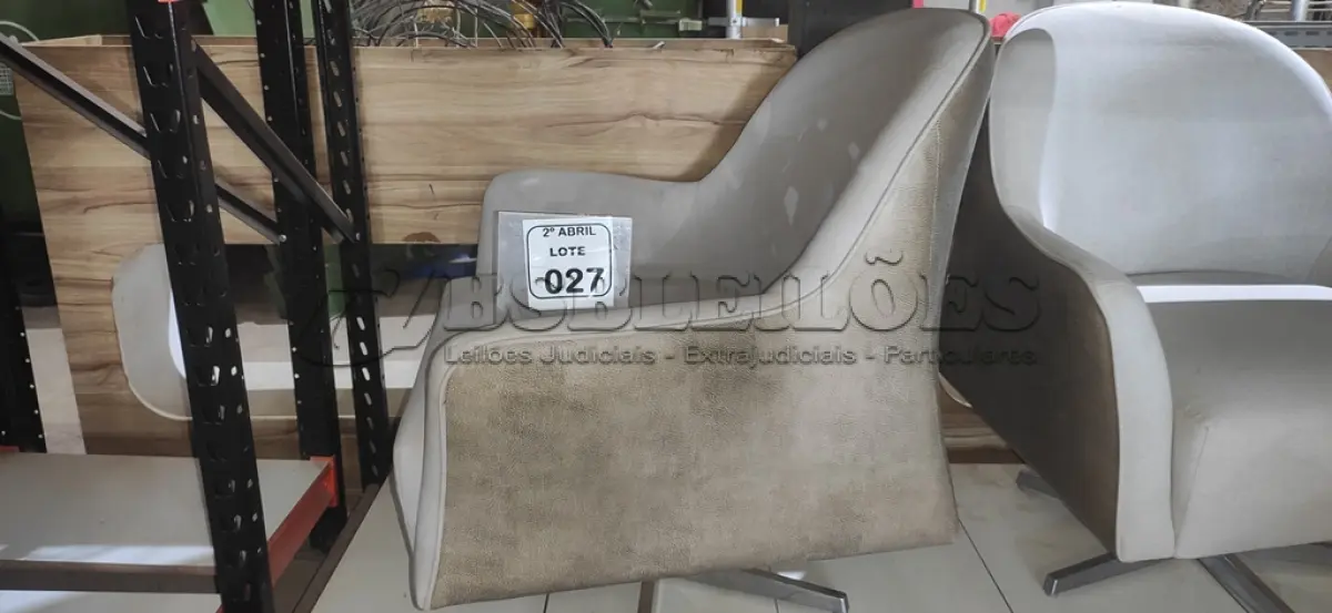 LOTE 027 - 01 POLTRONA GIRATÓRIA NA COR CINZA COM PÉS CROMADO. (NO ESTADO) ATENÇÃO! FAZER A VISITAÇÃO ANTES DE ARREMATAR, NÃO SABEMOS SE FUNCIONA, LEILÃO NÃO TEM GARANTIA E NEM DEVOLUÇÃO, SUJEITO A POSSÍVEIS AVARIAS VISÍVEIS/OCULTAS E/OU AUSÊNCIA DE COMPONENTES.