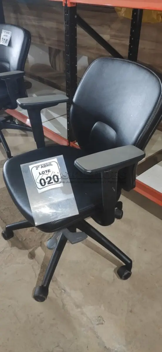 LOTE 020 - 01 CADEIRA GIRATÓRIA PARA ESCRITÓRIO NA COR PRETA MARCA ORANGEBOX. (NO ESTADO) ATENÇÃO! FAZER A VISITAÇÃO ANTES DE ARREMATAR, NÃO SABEMOS SE FUNCIONA, LEILÃO NÃO TEM GARANTIA E NEM DEVOLUÇÃO, SUJEITO A POSSÍVEIS AVARIAS VISÍVEIS/OCULTAS E/OU AUSÊNCIA DE COMPONENTES.