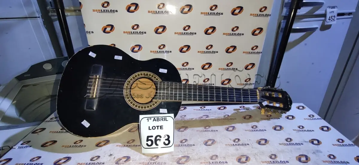 LOTE 563 - 01 VIOLÃO INFANTIL NA COR PRETA MARCA GIANNINI. (NO ESTADO) ATENÇÃO! FAZER A VISITAÇÃO ANTES DE ARREMATAR, NÃO SABEMOS SE FUNCIONA, LEILÃO NÃO TEM GARANTIA E NEM DEVOLUÇÃO, SUJEITO A POSSÍVEIS AVARIAS VISÍVEIS/OCULTAS E/OU AUSÊNCIA DE COMPONENTES.