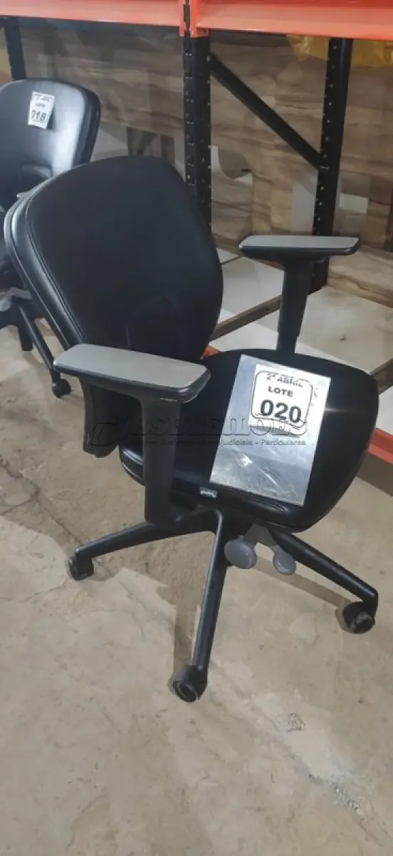 LOTE 020 - 01 CADEIRA GIRATÓRIA PARA ESCRITÓRIO NA COR PRETA MARCA ORANGEBOX. (NO ESTADO) ATENÇÃO! FAZER A VISITAÇÃO ANTES DE ARREMATAR, NÃO SABEMOS SE FUNCIONA, LEILÃO NÃO TEM GARANTIA E NEM DEVOLUÇÃO, SUJEITO A POSSÍVEIS AVARIAS VISÍVEIS/OCULTAS E/OU AUSÊNCIA DE COMPONENTES.