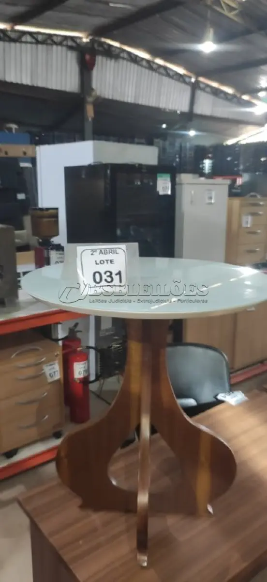 LOTE 031 - 01 MESA DE CENTRO COM PÉS EM MADEIRA E TAMPO REDONDO EM MADEIRA E VIDRO. (NO ESTADO) ATENÇÃO! FAZER A VISITAÇÃO ANTES DE ARREMATAR, NÃO SABEMOS SE FUNCIONA, LEILÃO NÃO TEM GARANTIA E NEM DEVOLUÇÃO, SUJEITO A POSSÍVEIS AVARIAS VISÍVEIS/OCULTAS E/OU AUSÊNCIA DE COMPONENTES.