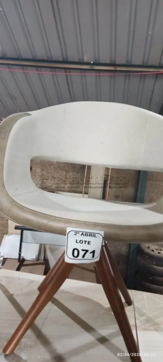 LOTE 071 - 01 POLTRONA GIRATÓRIA PARA ESCRITÓRIO COM PÉS EM MADEIRA. (NO ESTADO) ATENÇÃO! FAZER A VISITAÇÃO ANTES DE ARREMATAR, NÃO SABEMOS SE FUNCIONA, LEILÃO NÃO TEM GARANTIA E NEM DEVOLUÇÃO, SUJEITO A POSSÍVEIS AVARIAS VISÍVEIS/OCULTAS E/OU AUSÊNCIA DE COMPONENTES.
