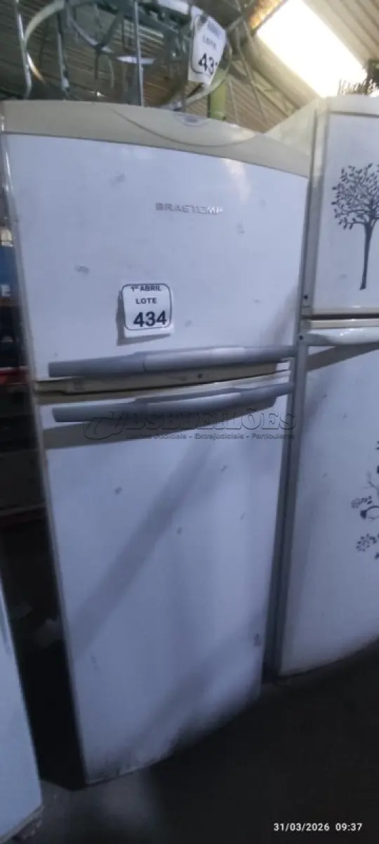 LOTE 434 - 01 GELADEIRA 220V MARCA BRASTEMP. (NO ESTADO) ATENÇÃO! FAZER A VISITAÇÃO ANTES DE ARREMATAR, NÃO SABEMOS SE FUNCIONA, LEILÃO NÃO TEM GARANTIA E NEM DEVOLUÇÃO, SUJEITO A POSSÍVEIS AVARIAS VISÍVEIS/OCULTAS E/OU AUSÊNCIA DE COMPONENTES.