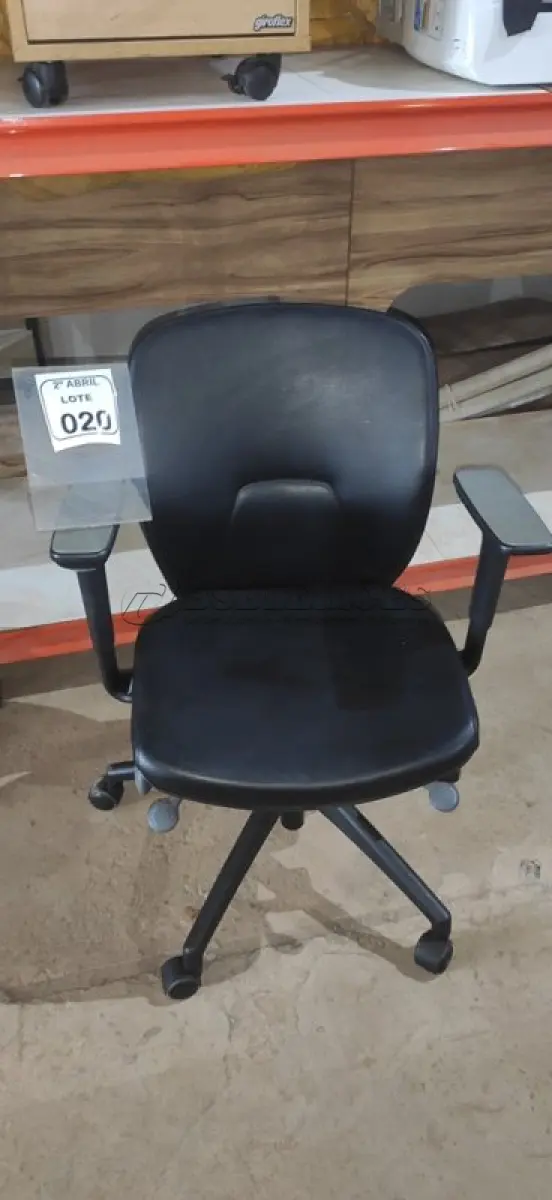 LOTE 020 - 01 CADEIRA GIRATÓRIA PARA ESCRITÓRIO NA COR PRETA MARCA ORANGEBOX. (NO ESTADO) ATENÇÃO! FAZER A VISITAÇÃO ANTES DE ARREMATAR, NÃO SABEMOS SE FUNCIONA, LEILÃO NÃO TEM GARANTIA E NEM DEVOLUÇÃO, SUJEITO A POSSÍVEIS AVARIAS VISÍVEIS/OCULTAS E/OU AUSÊNCIA DE COMPONENTES.