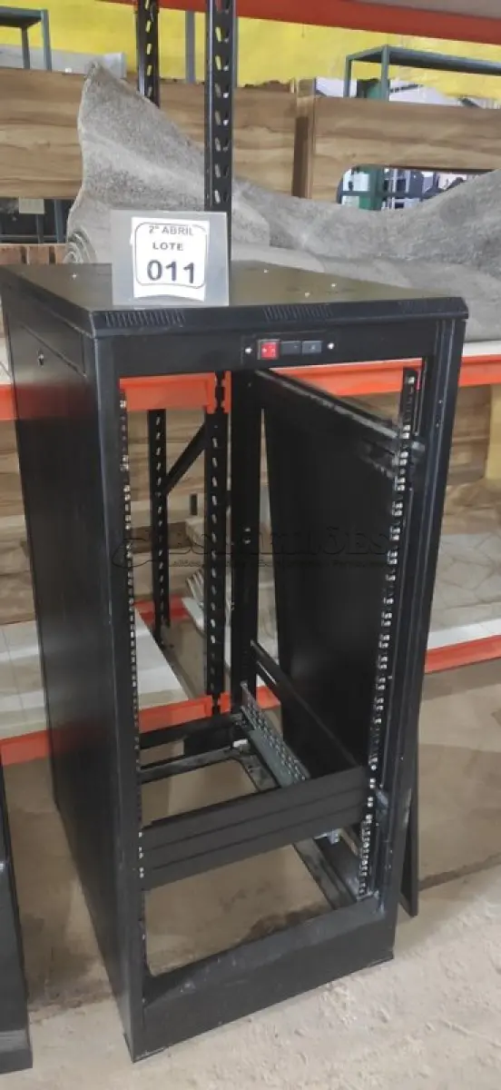 LOTE 011 - 01 RACK EM FERRO PARA SERVIDOR SEM PORTA. (NO ESTADO) ATENÇÃO! FAZER A VISITAÇÃO ANTES DE ARREMATAR, NÃO SABEMOS SE FUNCIONA, LEILÃO NÃO TEM GARANTIA E NEM DEVOLUÇÃO, SUJEITO A POSSÍVEIS AVARIAS VISÍVEIS/OCULTAS E/OU AUSÊNCIA DE COMPONENTES.