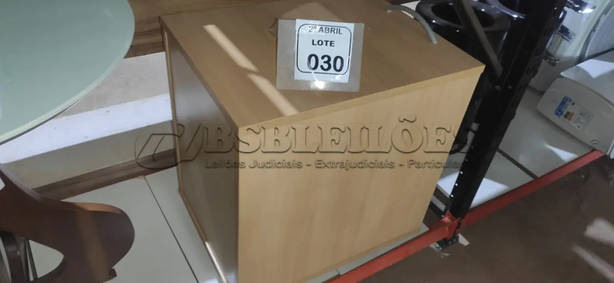 LOTE 030 - 01 GAVETEIRO EM MADEIRA NA COR BEGE CLARO COM 3 GAVETAS. (NO ESTADO) ATENÇÃO! FAZER A VISITAÇÃO ANTES DE ARREMATAR, NÃO SABEMOS SE FUNCIONA, LEILÃO NÃO TEM GARANTIA E NEM DEVOLUÇÃO, SUJEITO A POSSÍVEIS AVARIAS VISÍVEIS/OCULTAS E/OU AUSÊNCIA DE COMPONENTES.