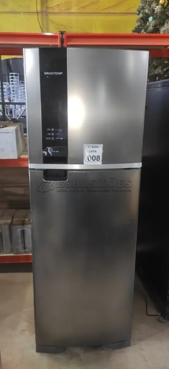 LOTE 008 - 01 GELADEIRA BRASTEMP FROST FREE 220V. (NO ESTADO) ATENÇÃO! FAZER A VISITAÇÃO ANTES DE ARREMATAR, NÃO SABEMOS SE FUNCIONA, LEILÃO NÃO TEM GARANTIA E NEM DEVOLUÇÃO, SUJEITO A POSSÍVEIS AVARIAS VISÍVEIS/OCULTAS E/OU AUSÊNCIA DE COMPONENTES.