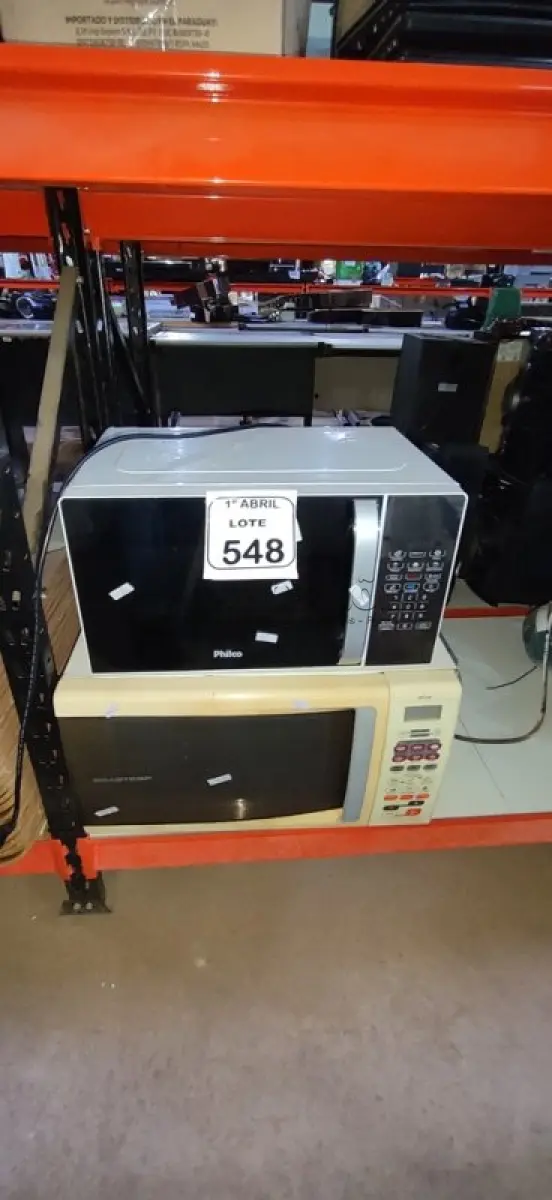 LOTE 548 - 02 MICRO-ONDAS MARCA PHILCO E BRASTEMP. (NO ESTADO) ATENÇÃO! FAZER A VISITAÇÃO ANTES DE ARREMATAR, NÃO SABEMOS SE FUNCIONA, LEILÃO NÃO TEM GARANTIA E NEM DEVOLUÇÃO, SUJEITO A POSSÍVEIS AVARIAS VISÍVEIS/OCULTAS E/OU AUSÊNCIA DE COMPONENTES.