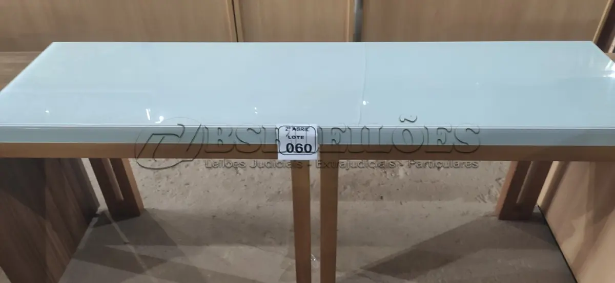LOTE 060 - 01 APARADOR EM MADEIRA CLARA COM VIDRO. (NO ESTADO) ATENÇÃO! FAZER A VISITAÇÃO ANTES DE ARREMATAR, NÃO SABEMOS SE FUNCIONA, LEILÃO NÃO TEM GARANTIA E NEM DEVOLUÇÃO, SUJEITO A POSSÍVEIS AVARIAS VISÍVEIS/OCULTAS E/OU AUSÊNCIA DE COMPONENTES.