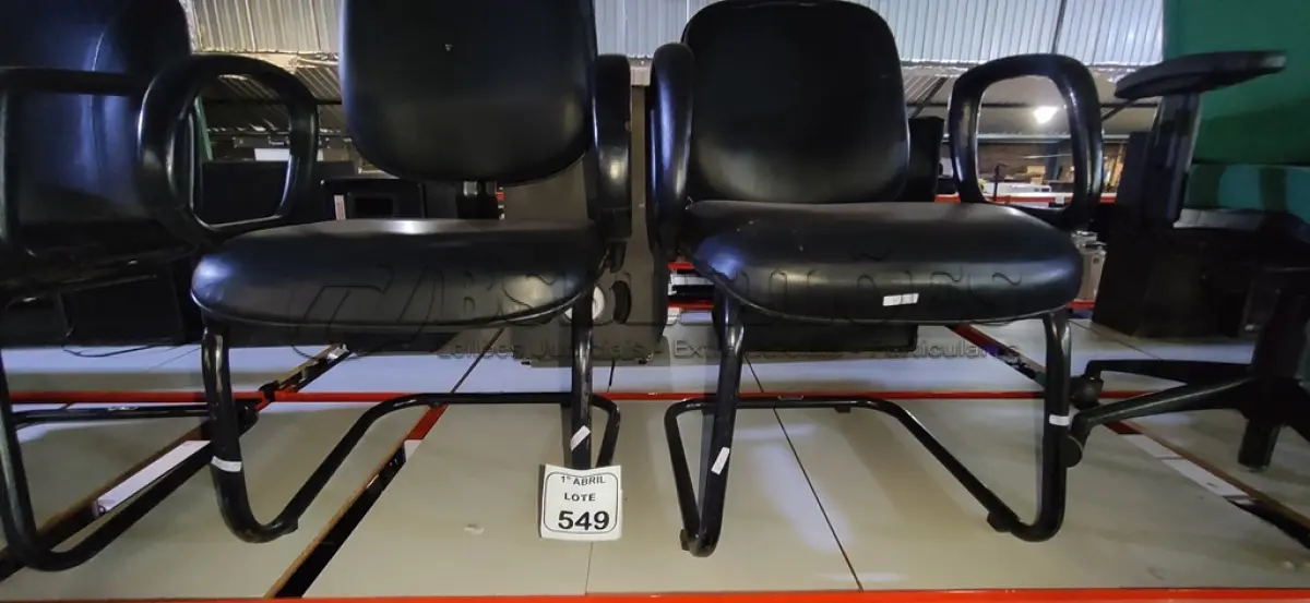 LOTE 549 - 02 CADEIRAS DE ESCRITÓRIO COM PÊS FIXOS NA COR PRETA. (NO ESTADO) ATENÇÃO! FAZER A VISITAÇÃO ANTES DE ARREMATAR, NÃO SABEMOS SE FUNCIONA, LEILÃO NÃO TEM GARANTIA E NEM DEVOLUÇÃO, SUJEITO A POSSÍVEIS AVARIAS VISÍVEIS/OCULTAS E/OU AUSÊNCIA DE COMPONENTES.