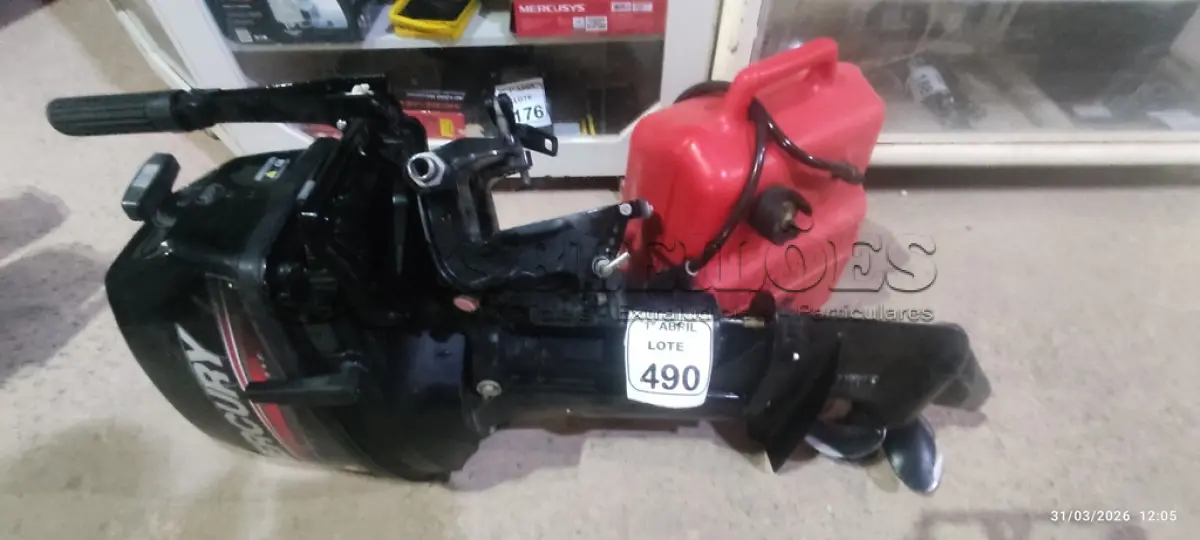 LOTE 490 - 01 MOTOR DE POPA 15 HP, 11.0 KW, 40.8 KG, 90 LB MODELO 1015203EL NÚMERO DE SÉRIE ON403506 MARCA MERCURY E 01 TANQUE DE GASOLINA PORTATIL DE 25L MARCA TOHATSU. (NO ESTADO) ATENÇÃO! FAZER A VISITAÇÃO ANTES DE ARREMATAR, NÃO SABEMOS SE FUNCIONA, LEILÃO NÃO TEM GARANTIA E NEM DEVOLUÇÃO, SUJEITO A POSSÍVEIS AVARIAS VISÍVEIS/OCULTAS E/OU AUSÊNCIA DE COMPONENTES.