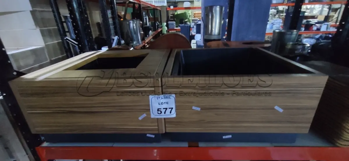 LOTE 577 - 02 SUPORTES PARA VASOS DE PLANTAS EM MADEIRA E ESTRUTURA DE FERRO. (NO ESTADO) ATENÇÃO! FAZER A VISITAÇÃO ANTES DE ARREMATAR, NÃO SABEMOS SE FUNCIONA, LEILÃO NÃO TEM GARANTIA E NEM DEVOLUÇÃO, SUJEITO A POSSÍVEIS AVARIAS VISÍVEIS/OCULTAS E/OU AUSÊNCIA DE COMPONENTES.