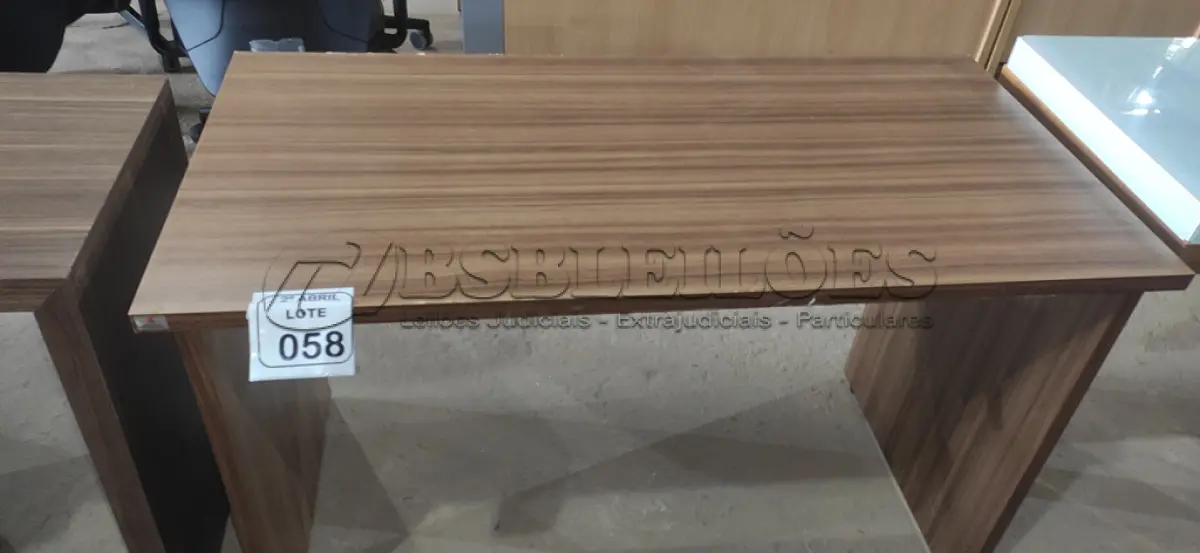 LOTE 058 - 01 MESA EM MADEIRA PARA ESCRITÓRIO. (NO ESTADO) ATENÇÃO! FAZER A VISITAÇÃO ANTES DE ARREMATAR, NÃO SABEMOS SE FUNCIONA, LEILÃO NÃO TEM GARANTIA E NEM DEVOLUÇÃO, SUJEITO A POSSÍVEIS AVARIAS VISÍVEIS/OCULTAS E/OU AUSÊNCIA DE COMPONENTES.