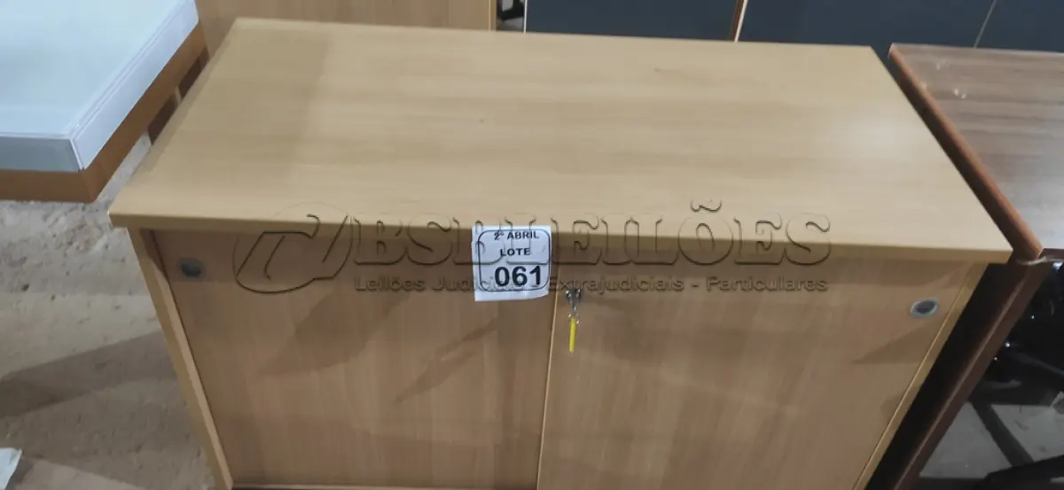 LOTE 061 - 01 ARMÁRIO BAIXO EM MADEIRA COM PORTAS DE CORRER PARA ESCRITÓRIO. (NO ESTADO) ATENÇÃO! FAZER A VISITAÇÃO ANTES DE ARREMATAR, NÃO SABEMOS SE FUNCIONA, LEILÃO NÃO TEM GARANTIA E NEM DEVOLUÇÃO, SUJEITO A POSSÍVEIS AVARIAS VISÍVEIS/OCULTAS E/OU AUSÊNCIA DE COMPONENTES.