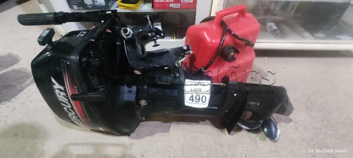 LOTE 490 - 01 MOTOR DE POPA 15 HP, 11.0 KW, 40.8 KG, 90 LB MODELO 1015203EL NÚMERO DE SÉRIE ON403506 MARCA MERCURY E 01 TANQUE DE GASOLINA PORTATIL DE 25L MARCA TOHATSU. (NO ESTADO) ATENÇÃO! FAZER A VISITAÇÃO ANTES DE ARREMATAR, NÃO SABEMOS SE FUNCIONA, LEILÃO NÃO TEM GARANTIA E NEM DEVOLUÇÃO, SUJEITO A POSSÍVEIS AVARIAS VISÍVEIS/OCULTAS E/OU AUSÊNCIA DE COMPONENTES.