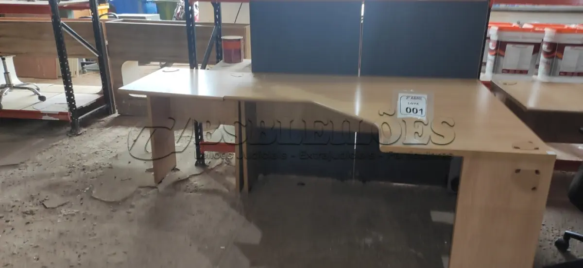 LOTE 001 -  01 MESA  EM MADEIRA PARA ESCRITÓRIO COM MESA ALONGADA PARA IMPRESSORA NA COR BEGE. NO ESTADO) ATENÇÃO! FAZER A VISITAÇÃO ANTES DE ARREMATAR, NÃO SABEMOS SE FUNCIONA, LEILÃO NÃO TEM GARANTIA E NEM DEVOLUÇÃO, SUJEITO A POSSÍVEIS AVARIAS VISÍVEIS/OCULTAS E/OU AUSÊNCIA DE COMPONENTES.