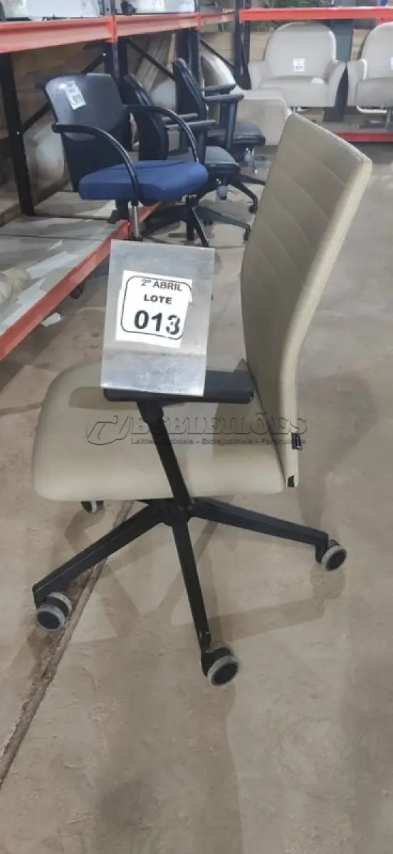 LOTE 013 - 01 CADEIRA GIRATÓRIA PARA ESCRITÓRIO NA COR BEGE MARCA ALBERFLEX. (NO ESTADO) ATENÇÃO! FAZER A VISITAÇÃO ANTES DE ARREMATAR, NÃO SABEMOS SE FUNCIONA, LEILÃO NÃO TEM GARANTIA E NEM DEVOLUÇÃO, SUJEITO A POSSÍVEIS AVARIAS VISÍVEIS/OCULTAS E/OU AUSÊNCIA DE COMPONENTES.
