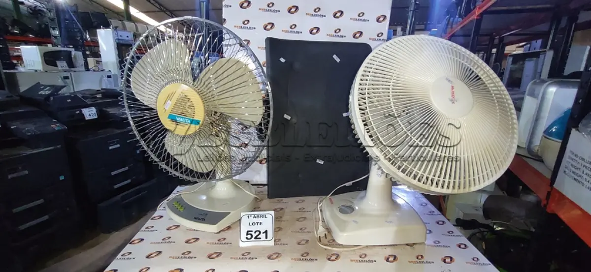 LOTE 521 - 01 PASTA PORTIFÓLIO E 02 VENTILADORES MARCAS WALITA E MONDIAL. (NO ESTADO) ATENÇÃO! FAZER A VISITAÇÃO ANTES DE ARREMATAR, NÃO SABEMOS SE FUNCIONA, LEILÃO NÃO TEM GARANTIA E NEM DEVOLUÇÃO, SUJEITO A POSSÍVEIS AVARIAS VISÍVEIS/OCULTAS E/OU AUSÊNCIA DE COMPONENTES.