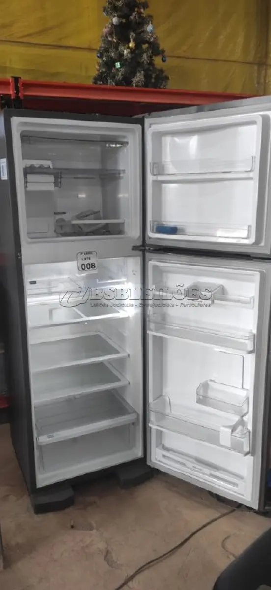 LOTE 008 - 01 GELADEIRA BRASTEMP FROST FREE 220V. (NO ESTADO) ATENÇÃO! FAZER A VISITAÇÃO ANTES DE ARREMATAR, NÃO SABEMOS SE FUNCIONA, LEILÃO NÃO TEM GARANTIA E NEM DEVOLUÇÃO, SUJEITO A POSSÍVEIS AVARIAS VISÍVEIS/OCULTAS E/OU AUSÊNCIA DE COMPONENTES.