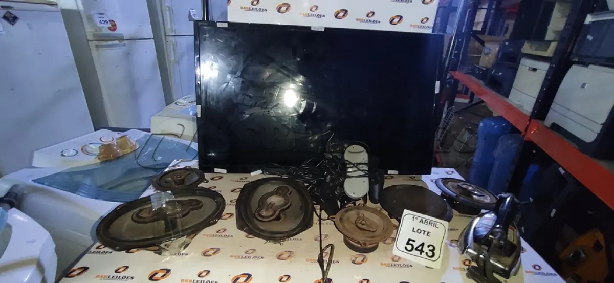 LOTE 543 - 01 TV LCD 32’’ MARCA SONY E 01 CAIXA COM VÁRIOS ALTO FALANTES DE MARCAS E MODELOS DIVERSOS. (NO ESTADO) ATENÇÃO! FAZER A VISITAÇÃO ANTES DE ARREMATAR, NÃO SABEMOS SE FUNCIONA, LEILÃO NÃO TEM GARANTIA E NEM DEVOLUÇÃO, SUJEITO A POSSÍVEIS AVARIAS VISÍVEIS/OCULTAS E/OU AUSÊNCIA DE COMPONENTES.