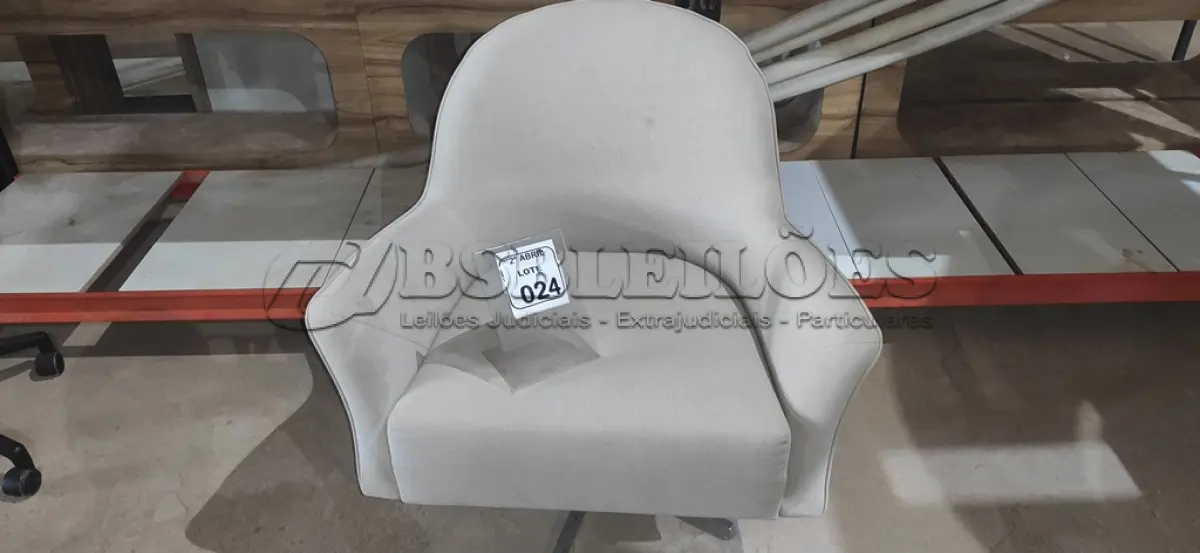 LOTE 024 - 01 POLTRONA GIRATÓRIA NA COR CINZA COM PÉS CROMADO. (NO ESTADO) ATENÇÃO! FAZER A VISITAÇÃO ANTES DE ARREMATAR, NÃO SABEMOS SE FUNCIONA, LEILÃO NÃO TEM GARANTIA E NEM DEVOLUÇÃO, SUJEITO A POSSÍVEIS AVARIAS VISÍVEIS/OCULTAS E/OU AUSÊNCIA DE COMPONENTES.