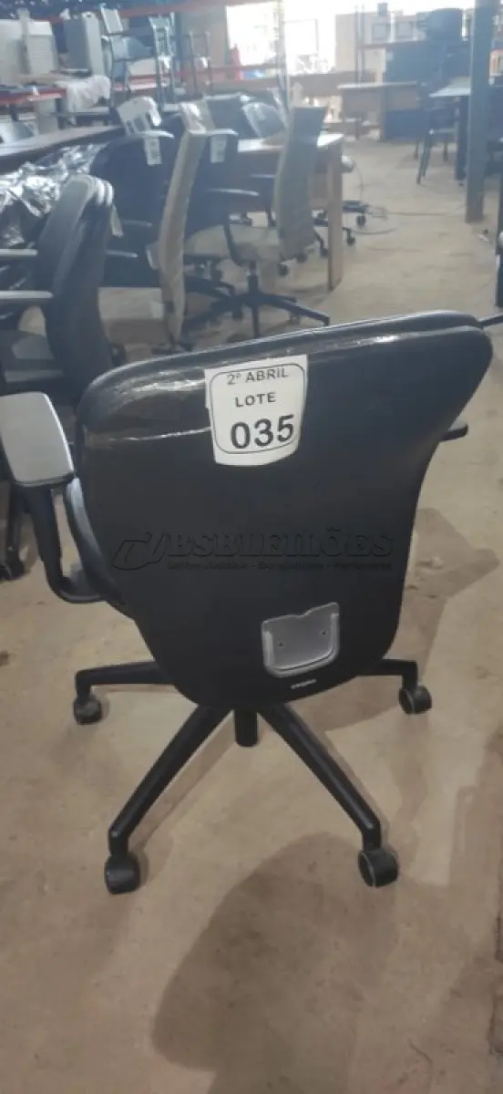 LOTE 035 - 01 CADEIRA GIRATÓRIA PARA ESCRITÓRIO NA COR PRETA MARCA ORANGEBOX. (NO ESTADO) ATENÇÃO! FAZER A VISITAÇÃO ANTES DE ARREMATAR, NÃO SABEMOS SE FUNCIONA, LEILÃO NÃO TEM GARANTIA E NEM DEVOLUÇÃO, SUJEITO A POSSÍVEIS AVARIAS VISÍVEIS/OCULTAS E/OU AUSÊNCIA DE COMPONENTES.