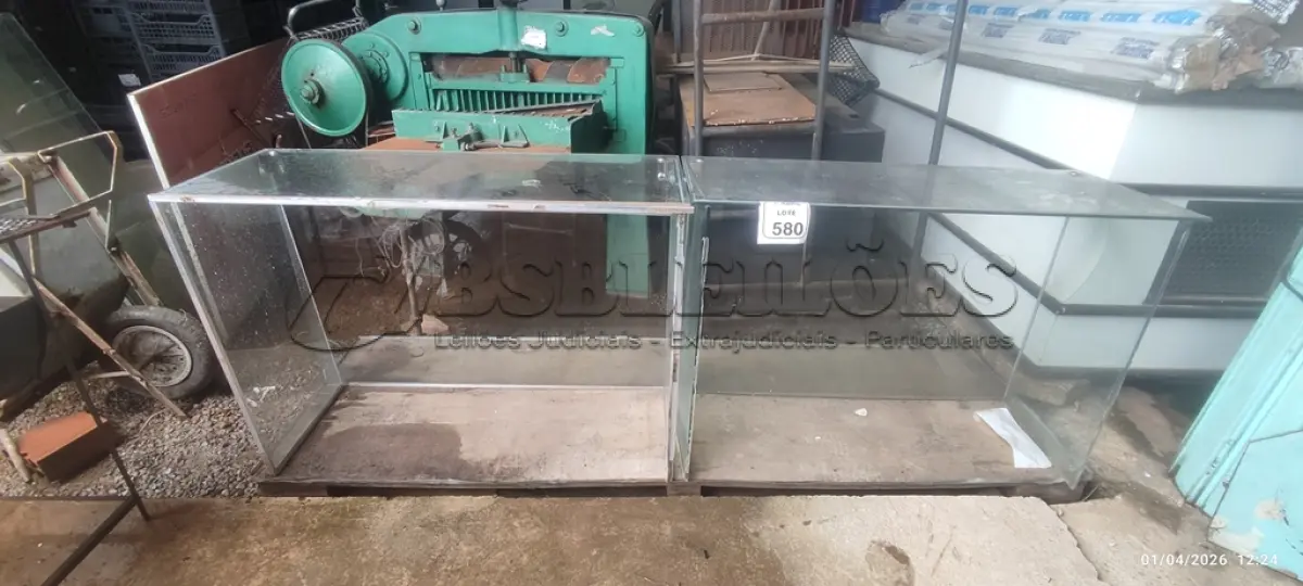LOTE 580 - 02 BALCÕES DE VIDRO DE 77X1,14CM. (NO ESTADO) ATENÇÃO! FAZER A VISITAÇÃO ANTES DE ARREMATAR, NÃO SABEMOS SE FUNCIONA, LEILÃO NÃO TEM GARANTIA E NEM DEVOLUÇÃO, SUJEITO A POSSÍVEIS AVARIAS VISÍVEIS/OCULTAS E/OU AUSÊNCIA DE COMPONENTES.