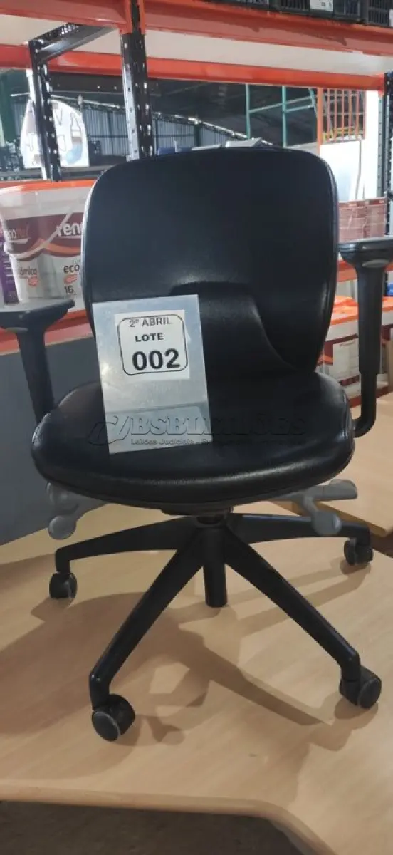 LOTE 002 -  01 CADEIRA GIRATÓRIA PARA ESCRITÓRIO NA COR PRETA MARCA ORANGEBOX. (NO ESTADO) ATENÇÃO! FAZER A VISITAÇÃO ANTES DE ARREMATAR, NÃO SABEMOS SE FUNCIONA, LEILÃO NÃO TEM GARANTIA E NEM DEVOLUÇÃO, SUJEITO A POSSÍVEIS AVARIAS VISÍVEIS/OCULTAS E/OU AUSÊNCIA DE COMPONENTES.
