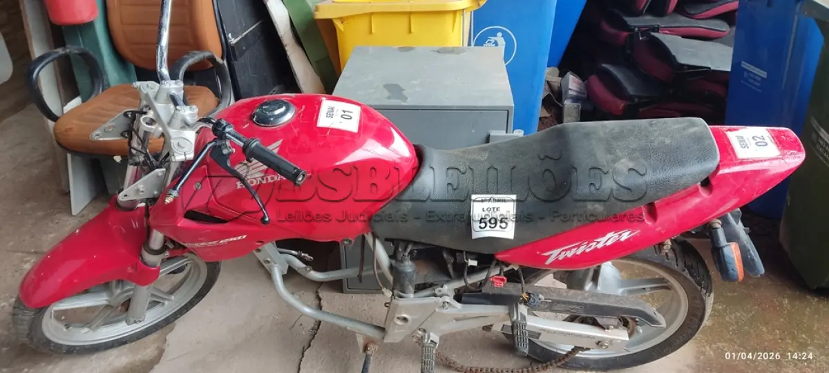 LOTE 595 - 01 MOTOCICLETA CBX 250 TWISTER MARCA HONDA PARA RETIRADA DE PEÇAS. (NO ESTADO) ATENÇÃO! FAZER A VISITAÇÃO ANTES DE ARREMATAR, NÃO SABEMOS SE FUNCIONA, LEILÃO NÃO TEM GARANTIA E NEM DEVOLUÇÃO, SUJEITO A POSSÍVEIS AVARIAS VISÍVEIS/OCULTAS E/OU AUSÊNCIA DE COMPONENTES.