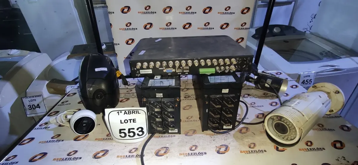 LOTE 553 - 03 ESTABILIZADORES, 1DVR E 04 CÂMERAS DE MONITORAMENTOS DE MARCAS E MODELOS DIVERSOS. (NO ESTADO) ATENÇÃO! FAZER A VISITAÇÃO ANTES DE ARREMATAR, NÃO SABEMOS SE FUNCIONA, LEILÃO NÃO TEM GARANTIA E NEM DEVOLUÇÃO, SUJEITO A POSSÍVEIS AVARIAS VISÍVEIS/OCULTAS E/OU AUSÊNCIA DE COMPONENTES.