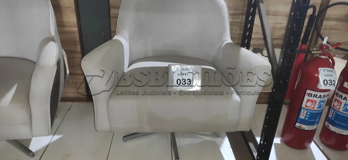 LOTE 033 - 01 POLTRONA GIRATÓRIA NA COR CINZA COM PÉS CROMADO. (NO ESTADO) ATENÇÃO! FAZER A VISITAÇÃO ANTES DE ARREMATAR, NÃO SABEMOS SE FUNCIONA, LEILÃO NÃO TEM GARANTIA E NEM DEVOLUÇÃO, SUJEITO A POSSÍVEIS AVARIAS VISÍVEIS/OCULTAS E/OU AUSÊNCIA DE COMPONENTES.
