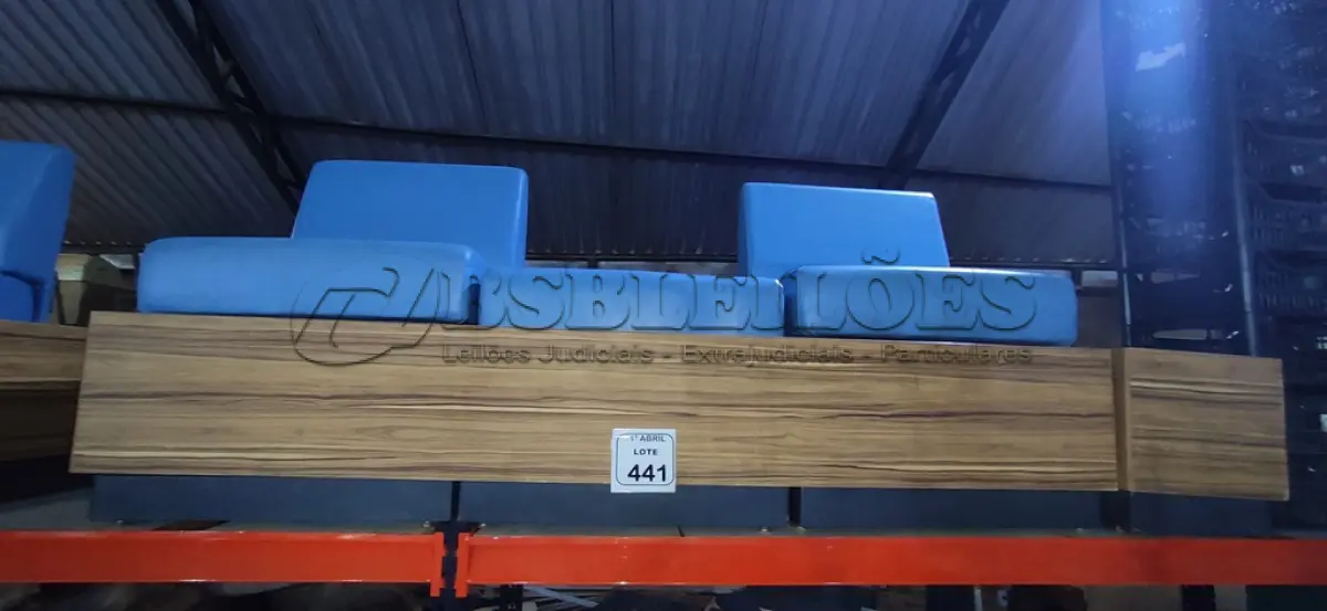 LOTE 441 - 01 SOFÁ DE 03 LUGARES COM ESTOFADO NA COR AZUL COM BASE DE MADEIRA E ESTRUTURA METÁLICA SUPORTE LATERAL. (NO ESTADO) ATENÇÃO! FAZER A VISITAÇÃO ANTES DE ARREMATAR, NÃO SABEMOS SE FUNCIONA, LEILÃO NÃO TEM GARANTIA E NEM DEVOLUÇÃO, SUJEITO A POSSÍVEIS AVARIAS VISÍVEIS/OCULTAS E/OU AUSÊNCIA DE COMPONENTES.