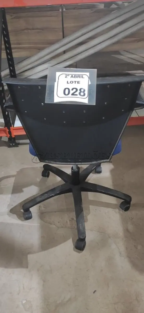 LOTE 028 - 01 CADEIRA GIRATÓRIA PARA ESCRITÓRIO NA COR PRETA/AZUL. (NO ESTADO) ATENÇÃO! FAZER A VISITAÇÃO ANTES DE ARREMATAR, NÃO SABEMOS SE FUNCIONA, LEILÃO NÃO TEM GARANTIA E NEM DEVOLUÇÃO, SUJEITO A POSSÍVEIS AVARIAS VISÍVEIS/OCULTAS E/OU AUSÊNCIA DE COMPONENTES.