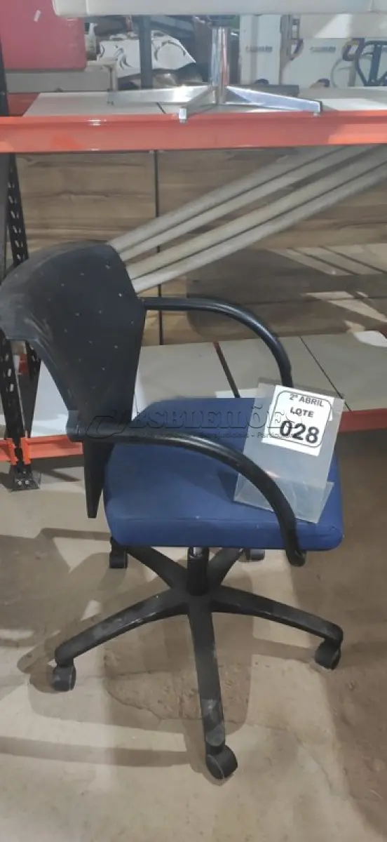 LOTE 028 - 01 CADEIRA GIRATÓRIA PARA ESCRITÓRIO NA COR PRETA/AZUL. (NO ESTADO) ATENÇÃO! FAZER A VISITAÇÃO ANTES DE ARREMATAR, NÃO SABEMOS SE FUNCIONA, LEILÃO NÃO TEM GARANTIA E NEM DEVOLUÇÃO, SUJEITO A POSSÍVEIS AVARIAS VISÍVEIS/OCULTAS E/OU AUSÊNCIA DE COMPONENTES.
