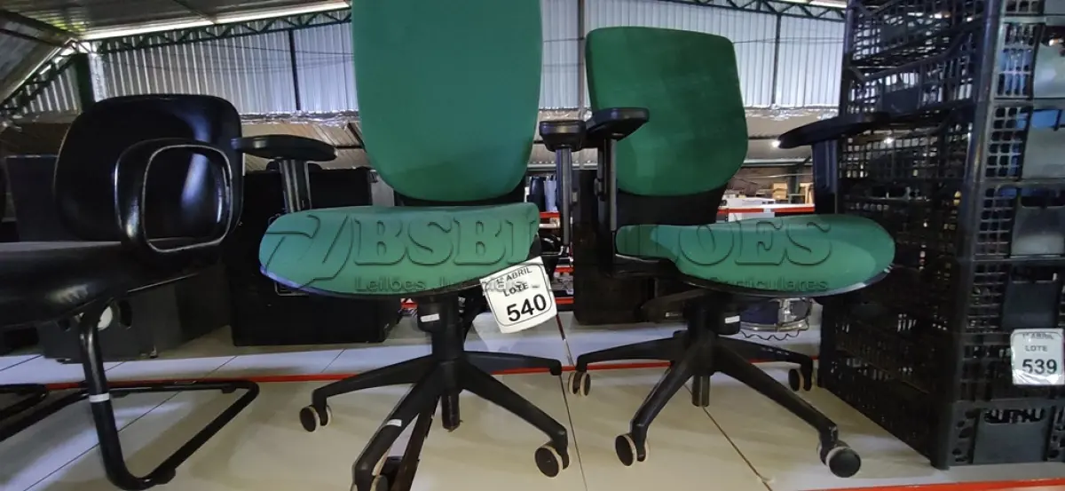 LOTE 540 - 02 CADEIRAS DE ESCRITÓRIO GIRATÓRIA NA COR VERDE. (NO ESTADO) ATENÇÃO! FAZER A VISITAÇÃO ANTES DE ARREMATAR, NÃO SABEMOS SE FUNCIONA, LEILÃO NÃO TEM GARANTIA E NEM DEVOLUÇÃO, SUJEITO A POSSÍVEIS AVARIAS VISÍVEIS/OCULTAS E/OU AUSÊNCIA DE COMPONENTES.