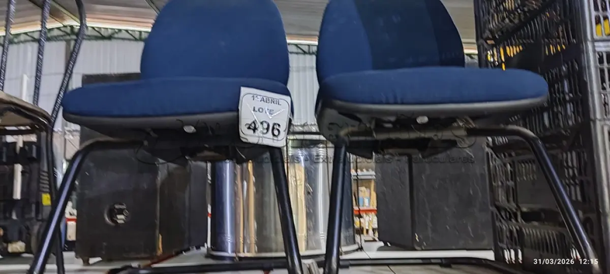 LOTE 496 - 02 CADEIRAS DE ESCRITÓRIO COM PÉS FIXOS NA COR AZUL. (NO ESTADO) ATENÇÃO! FAZER A VISITAÇÃO ANTES DE ARREMATAR, NÃO SABEMOS SE FUNCIONA, LEILÃO NÃO TEM GARANTIA E NEM DEVOLUÇÃO, SUJEITO A POSSÍVEIS AVARIAS VISÍVEIS/OCULTAS E/OU AUSÊNCIA DE COMPONENTES.