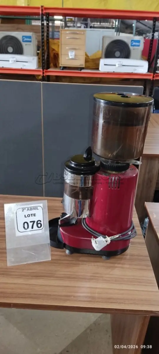 LOTE 076 - 01 MOEDOR PARA GRÃO DE CAFÉ SEM MARCA APARENTE. (NO ESTADO) ATENÇÃO! FAZER A VISITAÇÃO ANTES DE ARREMATAR, NÃO SABEMOS SE FUNCIONA, LEILÃO NÃO TEM GARANTIA E NEM DEVOLUÇÃO, SUJEITO A POSSÍVEIS AVARIAS VISÍVEIS/OCULTAS E/OU AUSÊNCIA DE COMPONENTES.