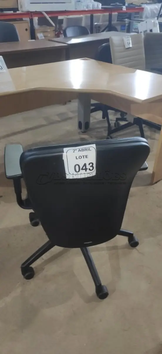 LOTE 043 - 01 CADEIRA GIRATÓRIA PARA ESCRITÓRIO NA COR PRETA MARCA ORANGEBOX. (NO ESTADO) ATENÇÃO! FAZER A VISITAÇÃO ANTES DE ARREMATAR, NÃO SABEMOS SE FUNCIONA, LEILÃO NÃO TEM GARANTIA E NEM DEVOLUÇÃO, SUJEITO A POSSÍVEIS AVARIAS VISÍVEIS/OCULTAS E/OU AUSÊNCIA DE COMPONENTES.