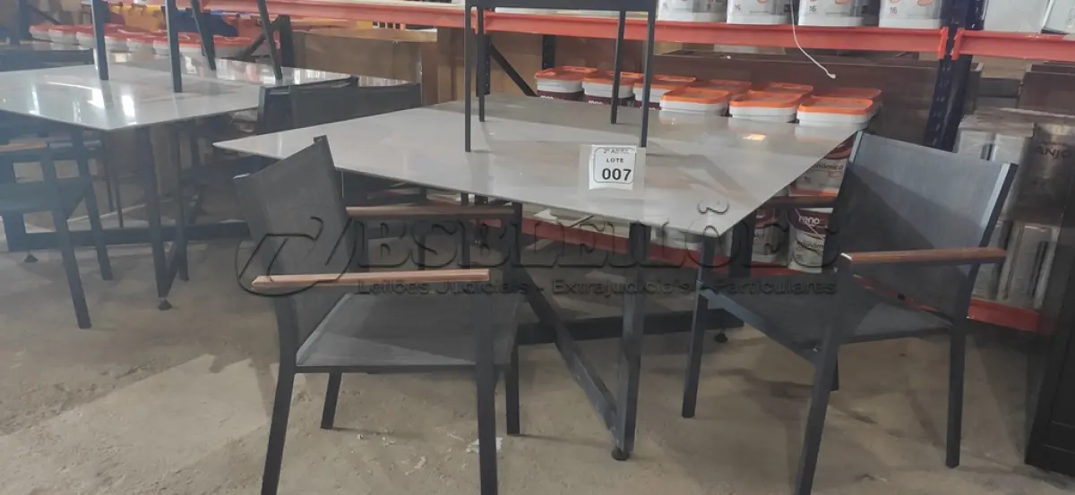 LOTE 007 - 01 MESA QUADRADA PARA ÁREA EXTERNA COM 04 CADEIRAS EM ALUMÍNIO. (NO ESTADO) ATENÇÃO! FAZER A VISITAÇÃO ANTES DE ARREMATAR, NÃO SABEMOS SE FUNCIONA, LEILÃO NÃO TEM GARANTIA E NEM DEVOLUÇÃO, SUJEITO A POSSÍVEIS AVARIAS VISÍVEIS/OCULTAS E/OU AUSÊNCIA DE COMPONENTES.