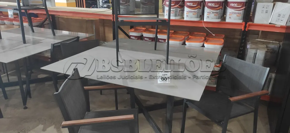 LOTE 007 - 01 MESA QUADRADA PARA ÁREA EXTERNA COM 04 CADEIRAS EM ALUMÍNIO. (NO ESTADO) ATENÇÃO! FAZER A VISITAÇÃO ANTES DE ARREMATAR, NÃO SABEMOS SE FUNCIONA, LEILÃO NÃO TEM GARANTIA E NEM DEVOLUÇÃO, SUJEITO A POSSÍVEIS AVARIAS VISÍVEIS/OCULTAS E/OU AUSÊNCIA DE COMPONENTES.