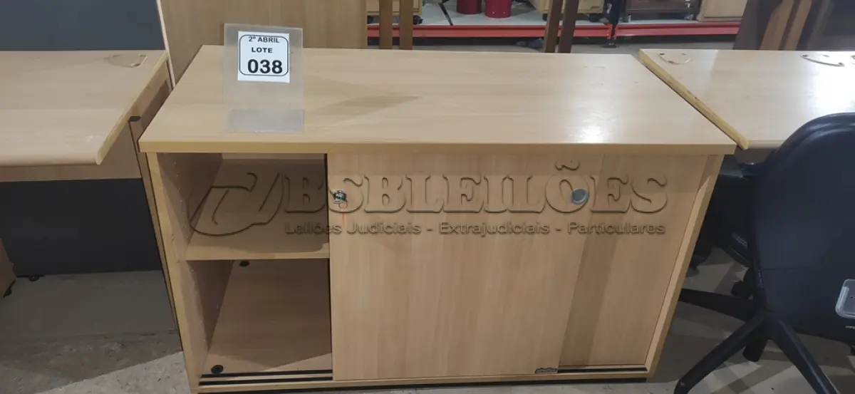 LOTE 038 - 01 ARMÁRIO BAIXO EM MADEIRA NA COR BEGE PARA ESCRITÓRIO. (NO ESTADO) ATENÇÃO! FAZER A VISITAÇÃO ANTES DE ARREMATAR, NÃO SABEMOS SE FUNCIONA, LEILÃO NÃO TEM GARANTIA E NEM DEVOLUÇÃO, SUJEITO A POSSÍVEIS AVARIAS VISÍVEIS/OCULTAS E/OU AUSÊNCIA DE COMPONENTES.